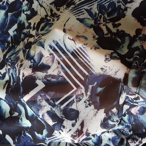 Jess Sheer Front Panel Patterned Top - Picture 6 of 7